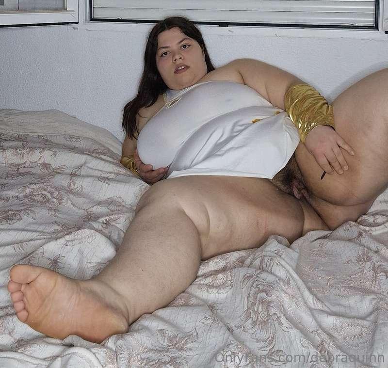 Diosa sin bragas y descalza 🥵