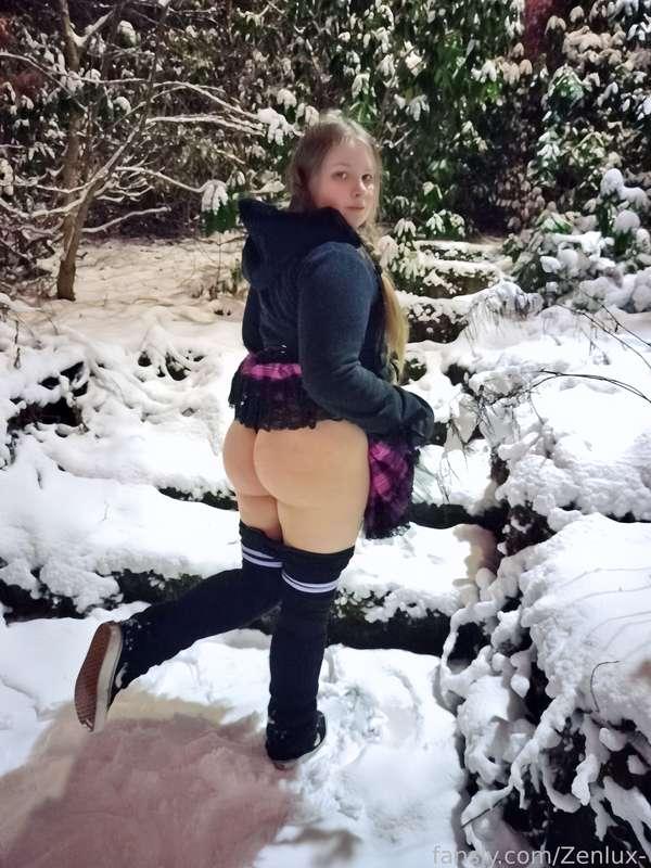 Having fun in snow! 😈❄️
Video with new toy coming out later! 🪄

#barelylegal #teen #butt #ass #snow #babyface #free #fyp #young #tiny #public #exhibitionism #outside #winter