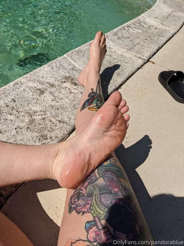 Love putting my feet in the pool, my toes and soles look so ..