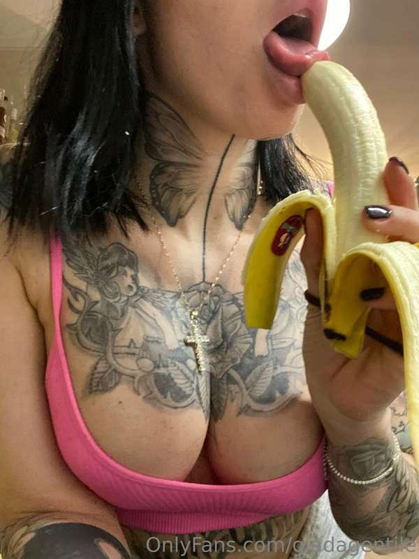 Volete vedere che gioco con questa banana? 👅💦