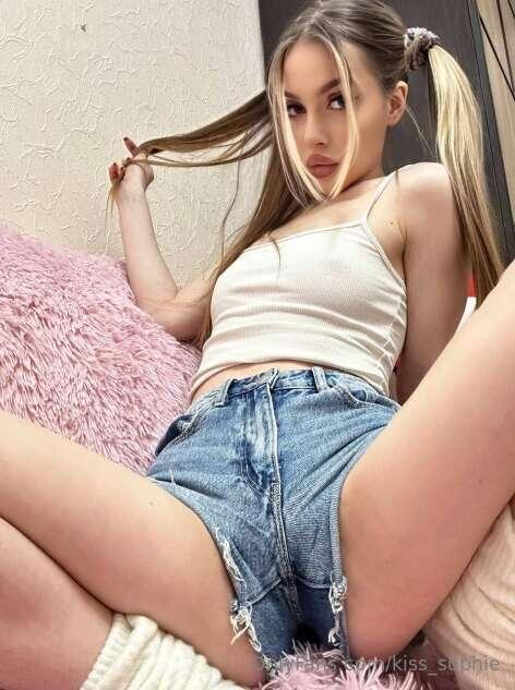 🟢FREE SUBSCRIPTION🟢
Stunning sexy student @lolymydreamfree l..
