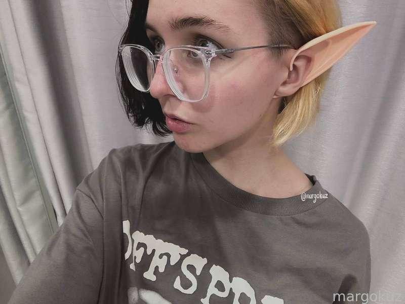 Trying on new elven ears. They are slightly longer than the previous ones, and I think it looks cooler.

#fyp #selfie #elf #elfgirl #cute #babyface #glasses #geekgirl #geek #nerd 
