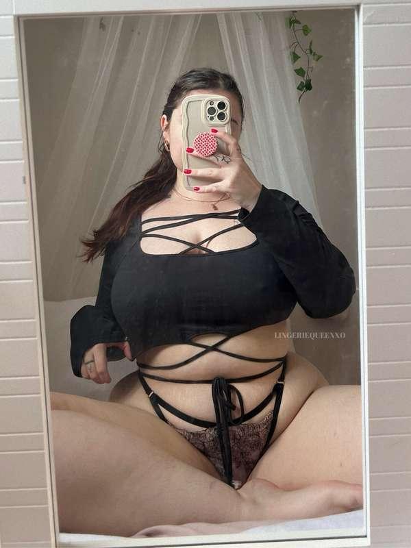 A crop top with cute panties is one of my fave combos 