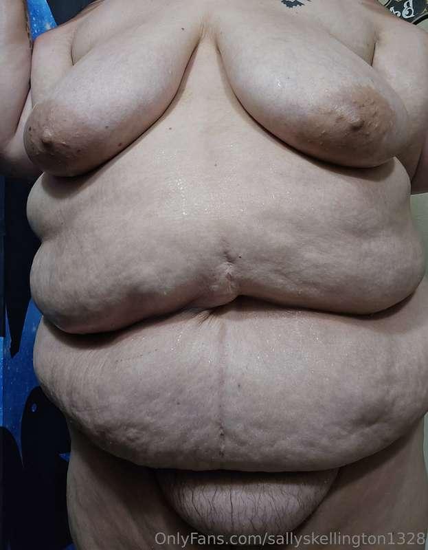 My body's not the only thing wet 😈😈😈