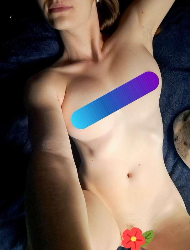 It always annoys me how boobs go flat when you lay down 😂. 1..