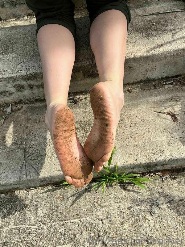 🌱 I love gardening barefoot 🌱