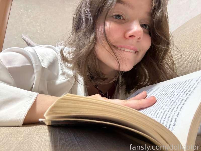 What could be more enjoyable than reading a book on a cozy evening in bed?📚 Although I think I have one option for what I'd like more right now... Guess what? 😏

#fyp #babygirl #sweet #young #sexy #shy #sсhoolgirl #bigboobs #bigtitts #kawaii