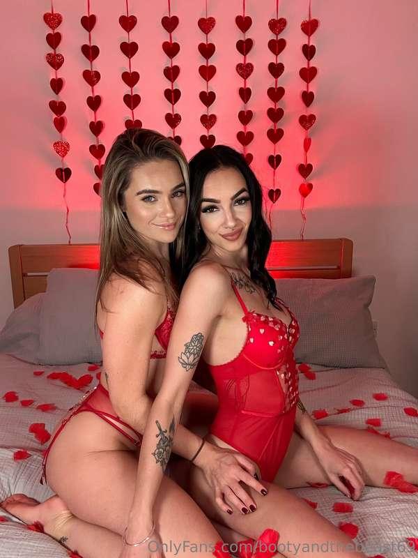 Rose petals on the bed only means one thing right? 👀@lolaaam..