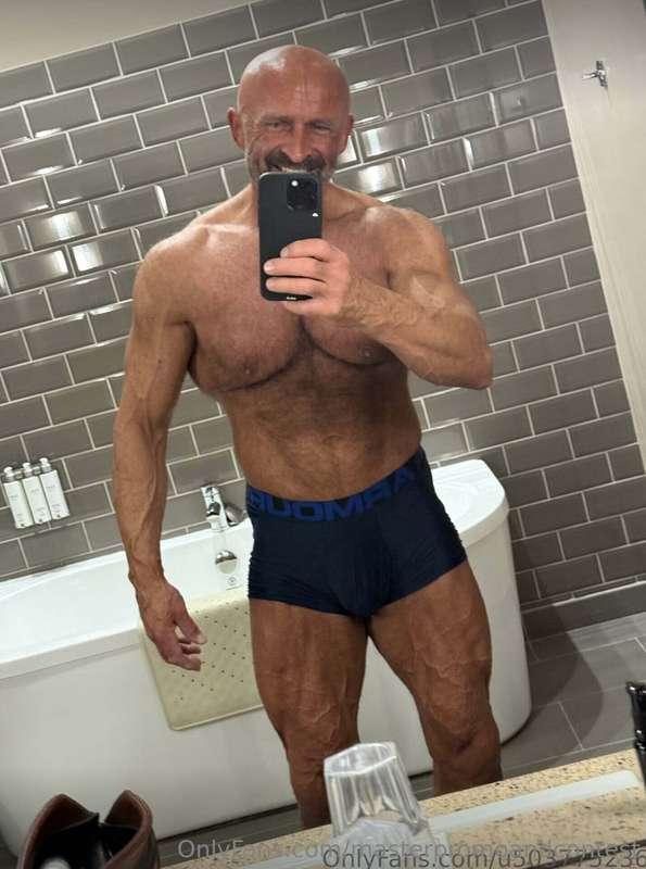 @u503775236I’m a 60 year old muscle daddy who loves to show ..