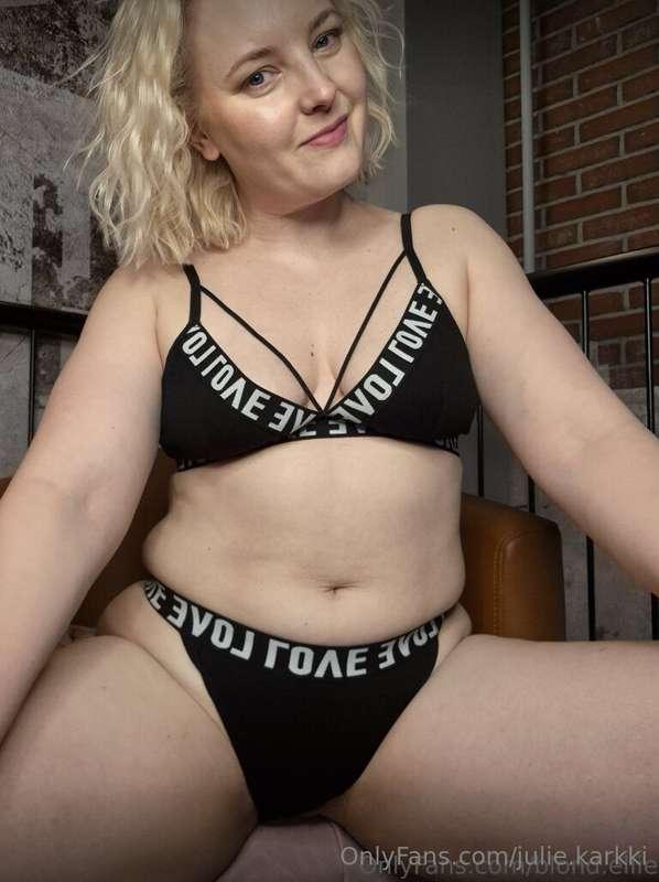 🔥💦 TÄÄ MEHEVÄ JA KUUMA MILFA ON JO TYÖNTÄNY DILDON SYVÄLLE I..