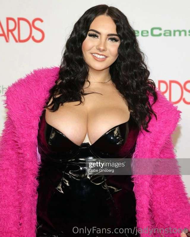 Red carpet pics are in !! Do you like them?!