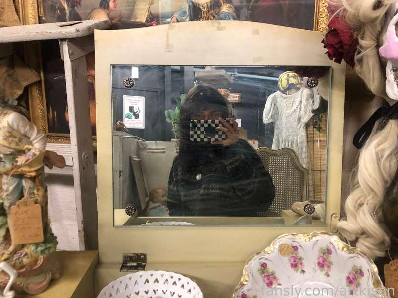 A few more pictures from the antique store yesterday. Oddities are definitely the way to my heart.

Hope you guys are having a good week so far, one day left until the weekend. 🙃

Hoping to post the photoset tomorrow or Saturday in the afternoon ❤️