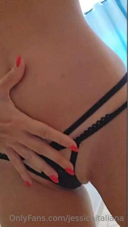Oggi vi faccio vedere l’intimo che mi ha regalato ieri un mi..