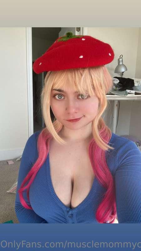 Check your dms if you want to watch me suck a strawberry 🍓 👅..