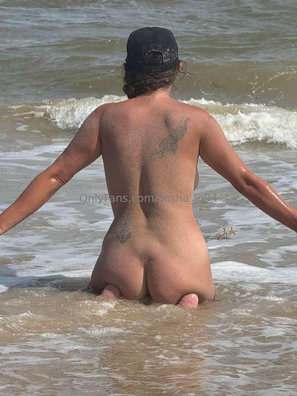 My bum got a little sandy 🏖️🍑Nude beach pictures are serious..