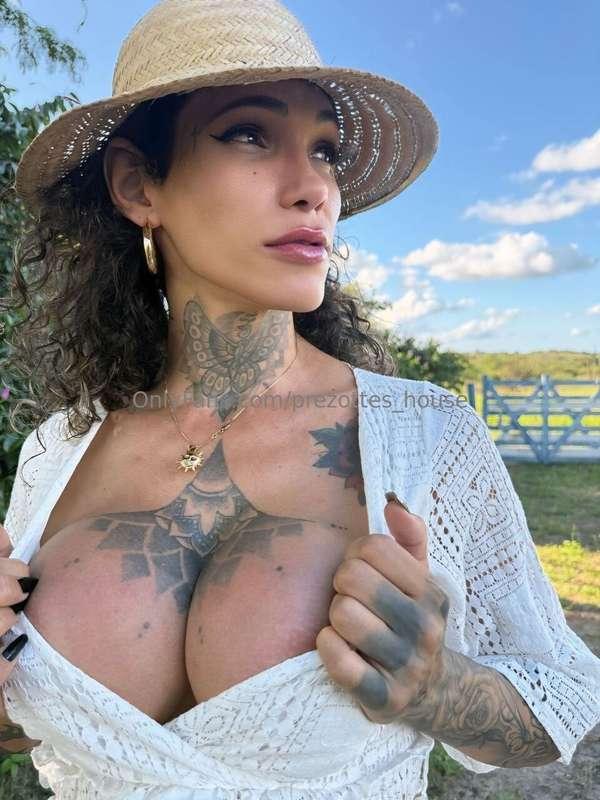 Do you like my tites? 🍑