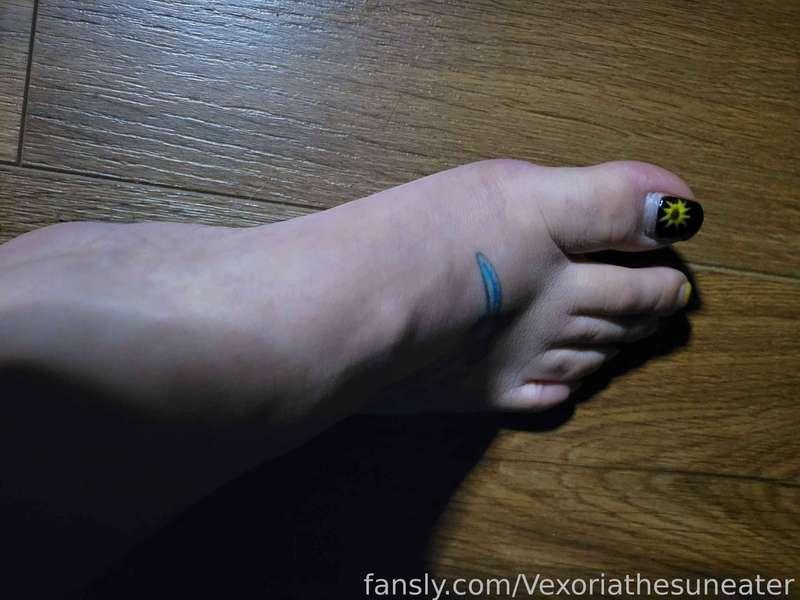 Whose ready for me to step on them? I can't wait to feel you squirm and worship my feet! &lt;3 

#fyp #feet #milf #vtuber #lewdtuber #hentai #anime #toes #dommymommy #crush
