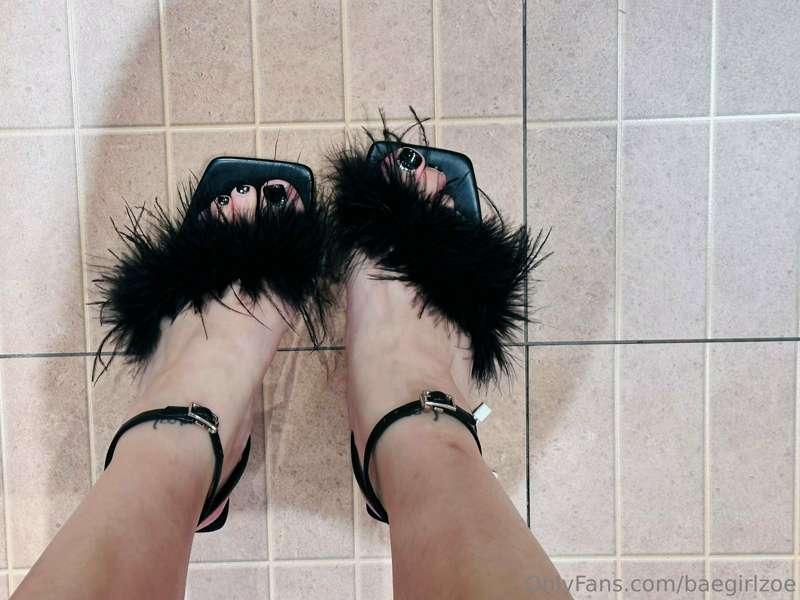 Do you like these heels? Or are you a sneaker person :3