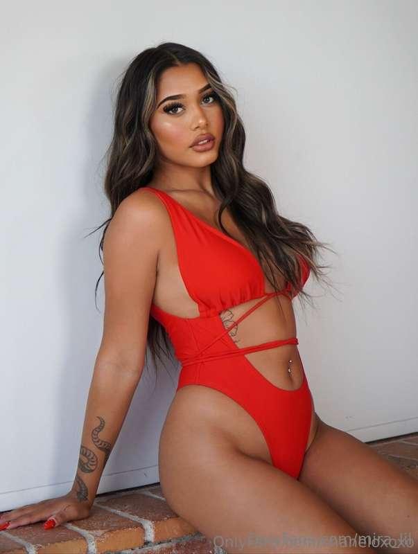 Inimitable @chaneloxoxo 💦 wants to play right now 😈 Her cute..