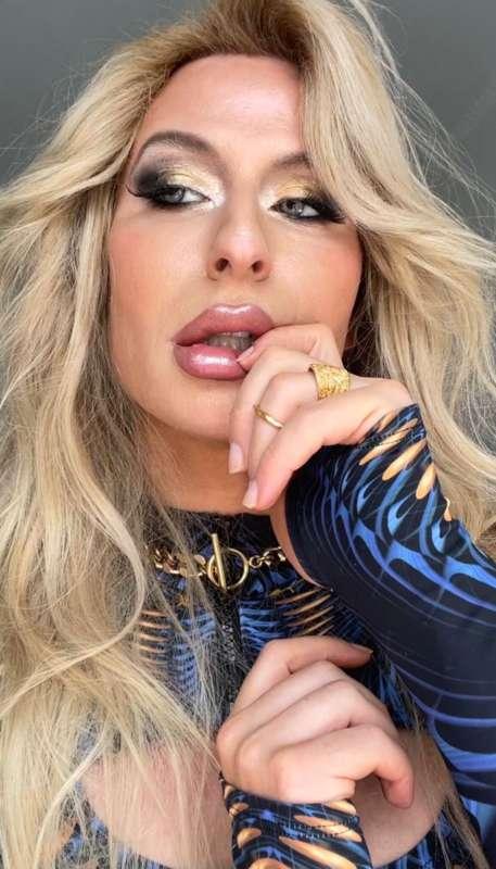 I tried doing the SZLUTTIEST and most GLAMOROUS look. Who do..