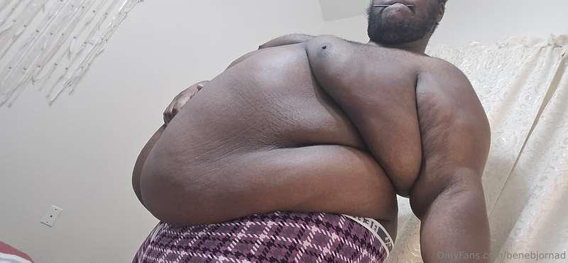 A belly is a bears pride 🐻💜 come put your hands on it 