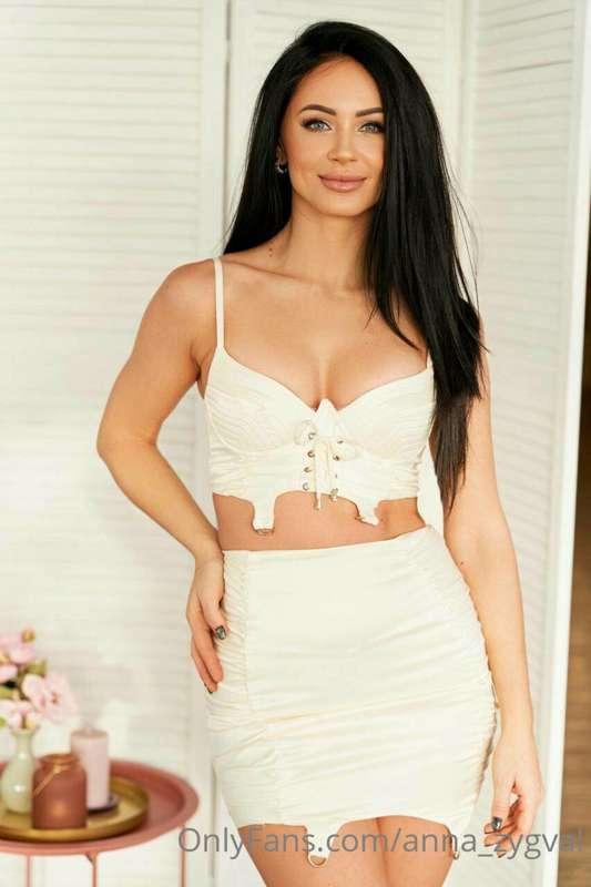 Oh, my top and skirt are so short 😈

You can have sex withou..