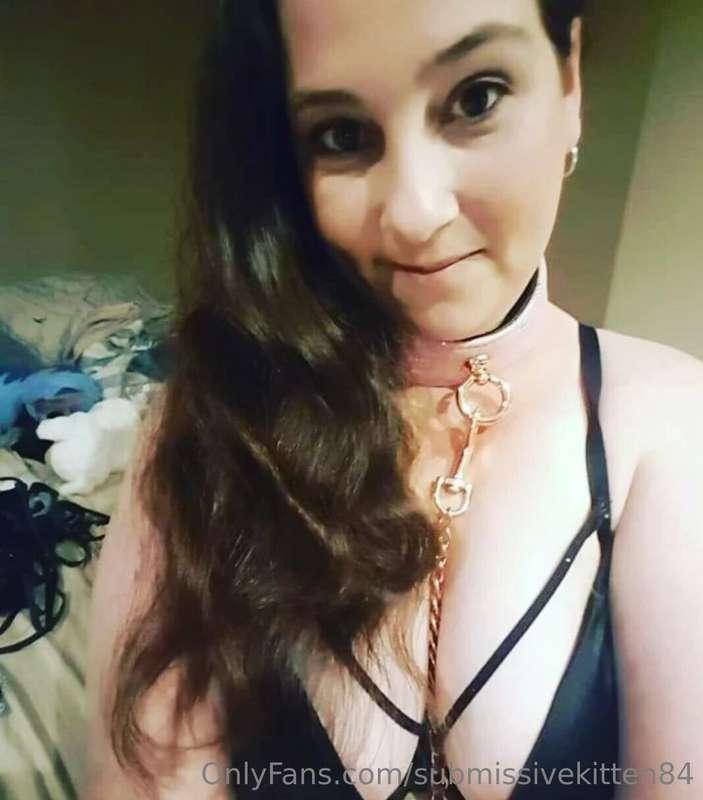 Do you like my collar and leash? 😏😏