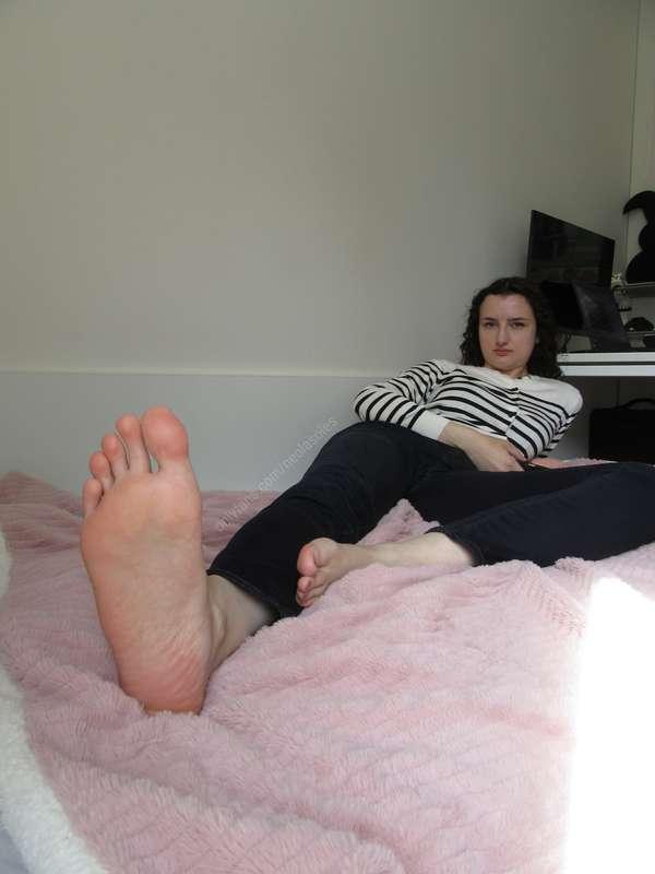 Start licking my feet