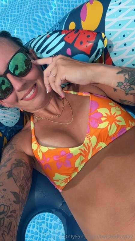 Hi! I’m going to be online streaming EVERY DAY till Sunday, ..