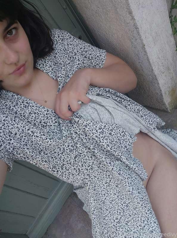 Ça vous dirait un petit strip tease avec cette robe ?