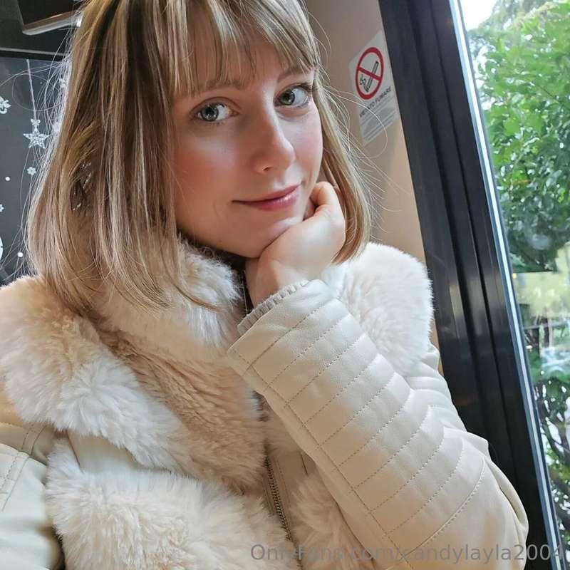 Fuori da freddo, trovi un bar, caldo, con una bella vetrina,..