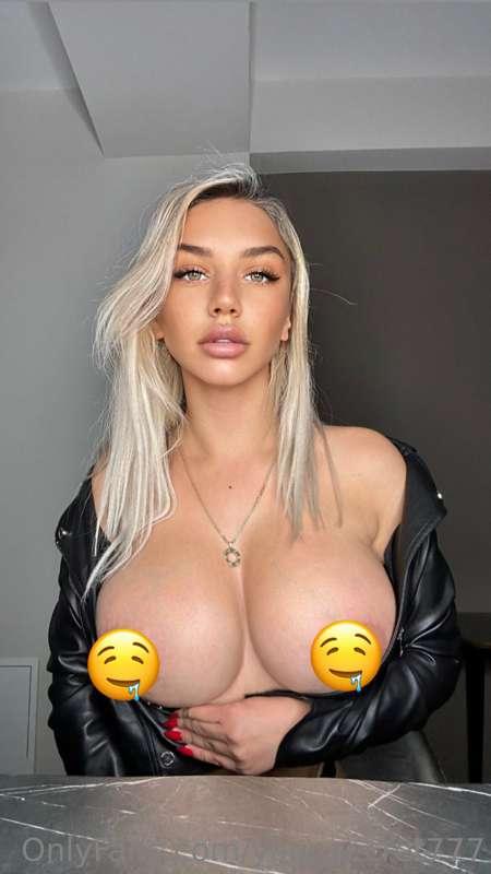 just wanna be tied to the bed with my Boobs on ur lips 🐱