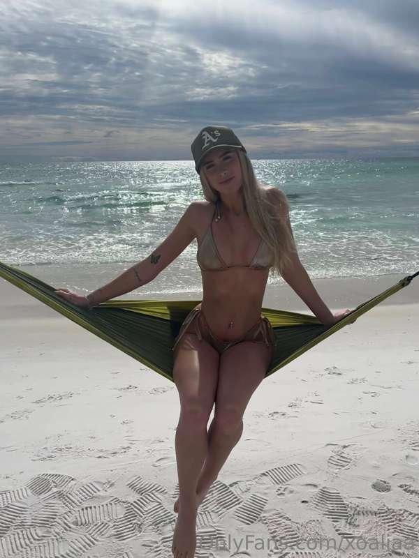 let me sit on you 🤍

go check my other account 🙈🐱 @xoangelia..