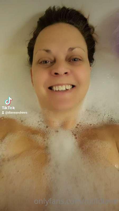 Bath chat! Full video up at @milfdiane
