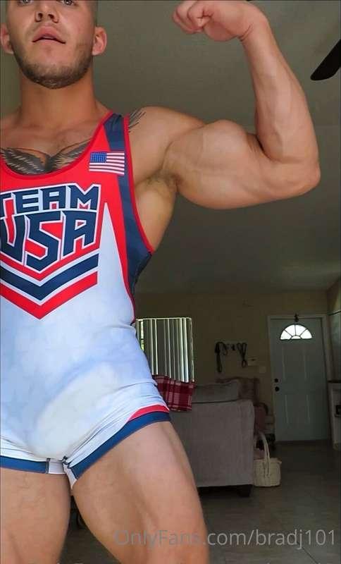 SKIN TIGHT WRESTLING SINGLET JERK AND CUM 🥵💦 WITH TONS OF VE..