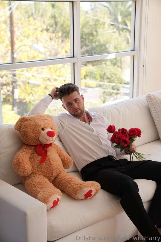 Dm me a “ 🌹” on @harryjowsey and watch what happens 😉