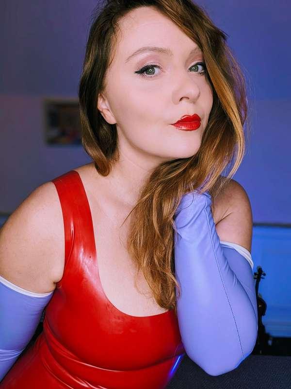 Please vote for me in the Cosplay Cutie Contest tonight! 🙏 C..
