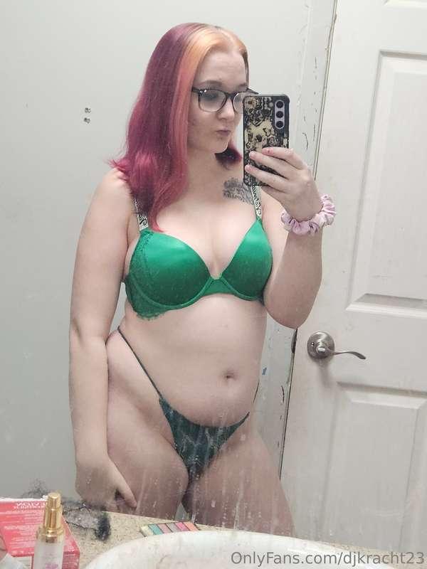 Green lingerie bra and thong set💚💚💚
It's all out