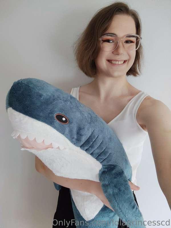 I got a blåhaj from Ikea! 💗🦈

Day 7 of my Locktober challeng..