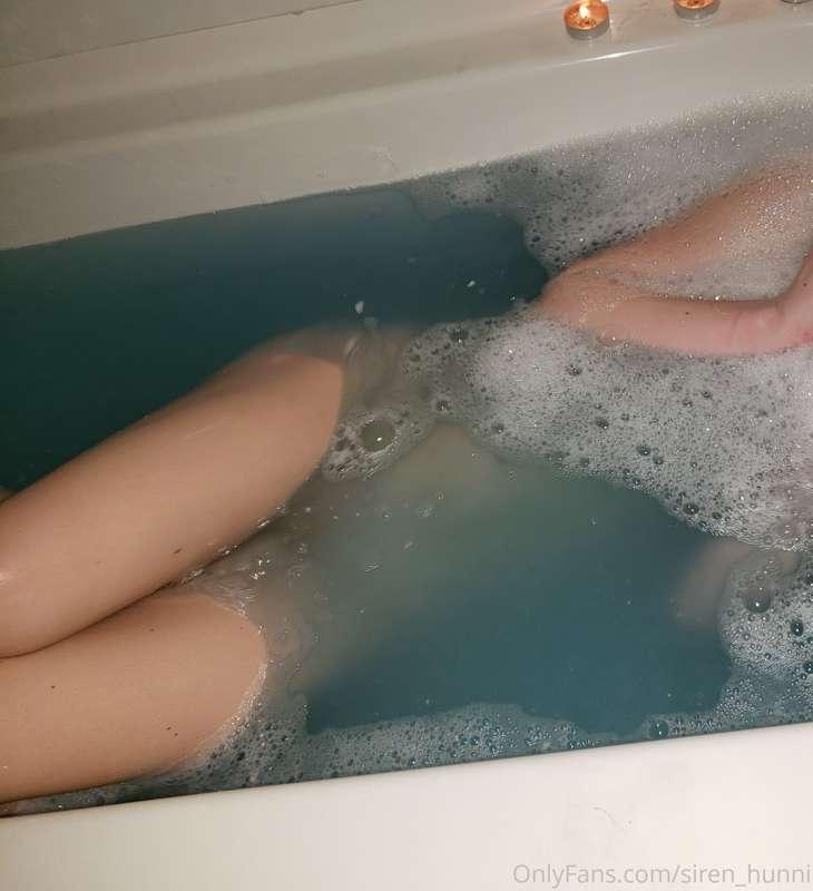 Hey babes, I had fun getting wet last night🤤 DM me and watch..