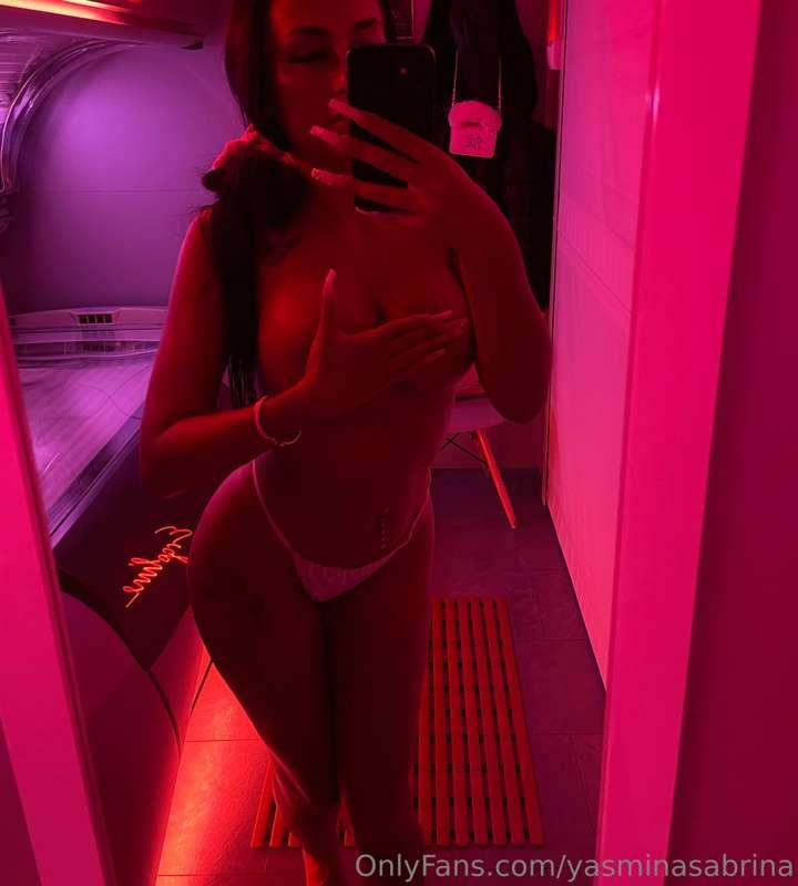 Some sunbed content for you🧴🥵

Uncensored version in your dm..