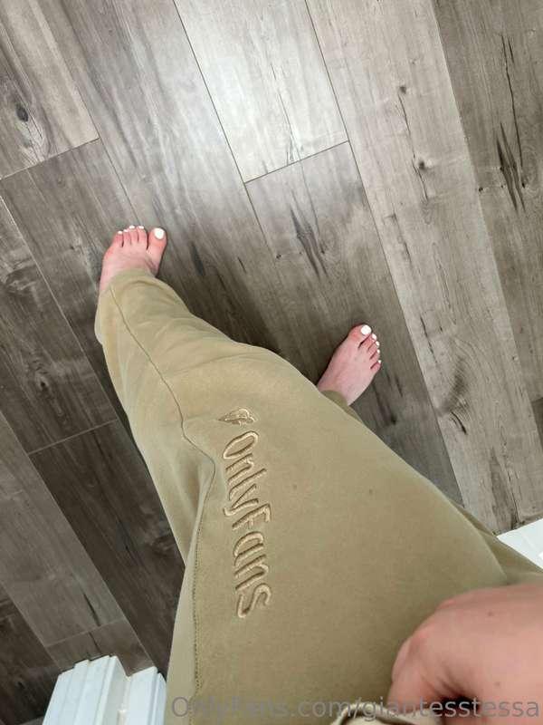 My favorite @onlyfans sweatpants 😍 