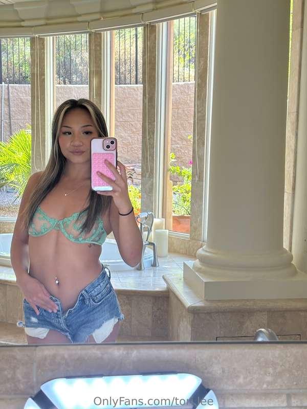 Want to see me closer? DM me with 👄 and let's chat on video!