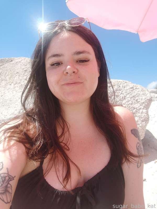 I went to the beach today and had such a wonderful time with my friends!! 🏖️☀️
But I fucked up and didn't reapply sunscreen 🙃
Swipe to the end to see my sunburnt booty ➡️🍑

#fyp #chubby #booty #swimsuit #bathingsuit #tattoos #brunette #smile #dimples #beach
