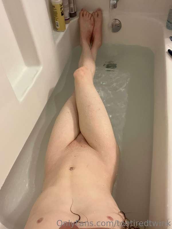 feeling sick :( but have this pic of me in a warm bath to fe..