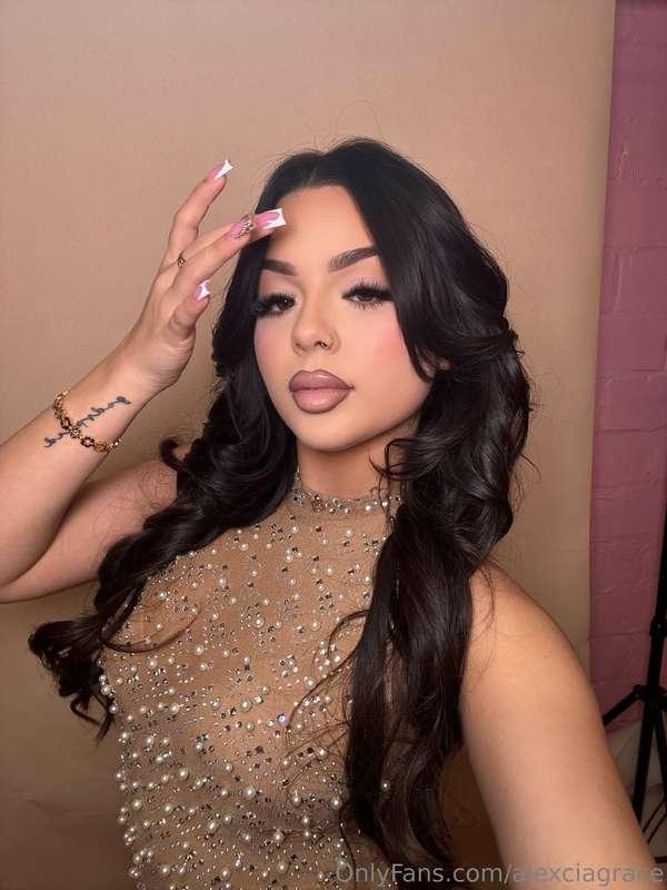 it’s a princess’s birthday👸🏻 whoever surprises me with a gif..