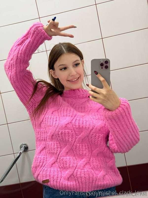 You should be here right now @alice.hill💥Cute girl @alice.hi..