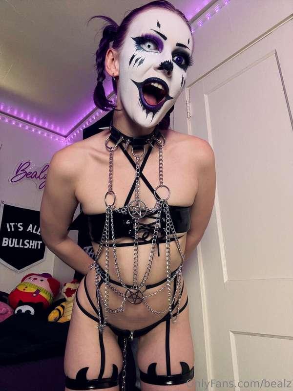 Happy Monday everyone~ here’s more clown fun 👉🏻 swipe to see..