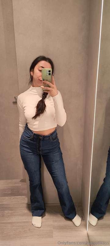 I want to buy a pair of jeans, a t-shirt and a sweatshirt 😍 ..