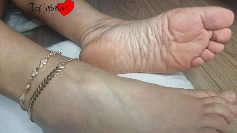 Just resting here to see if you notice my tempting wrinkles...